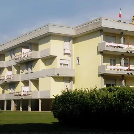 Isa-residence With Swimming Pool In Luni Mare, With Air Conditioning And Private Outdoor Area Апарт-отель